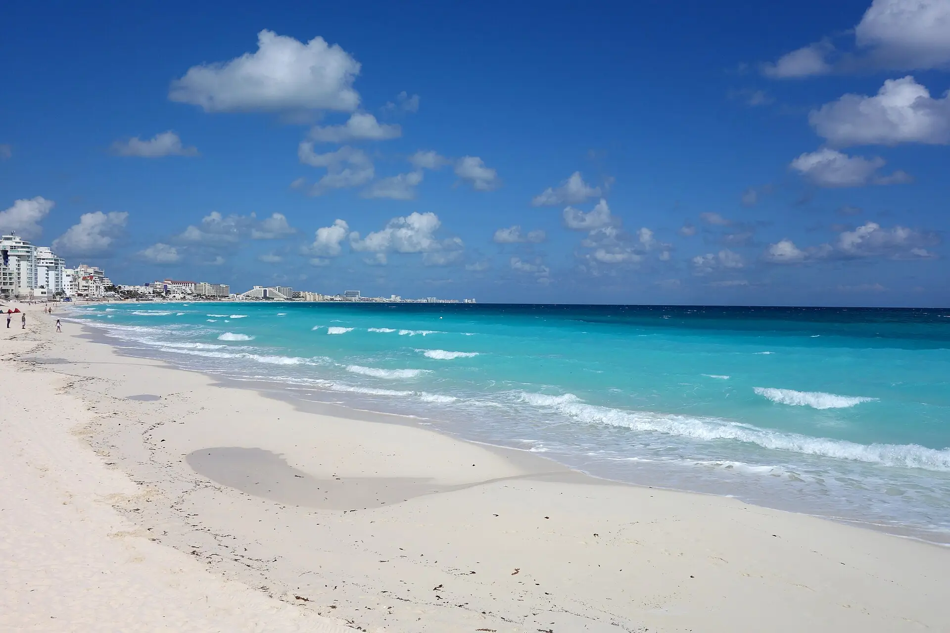 Playa amplia de Cancún con cielo despejado