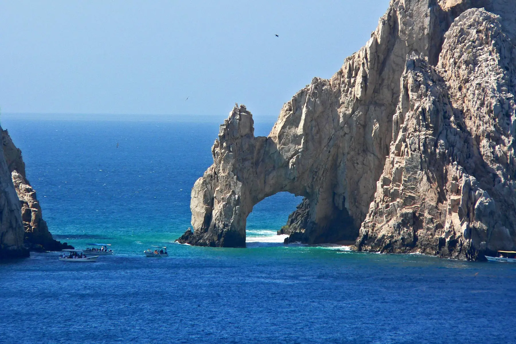El Arco de Cabo San Lucas rodeado de mar azul intenso