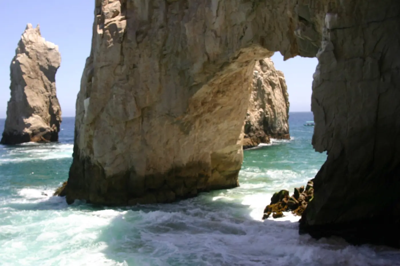 Arco de roca y oleaje en Los Cabos