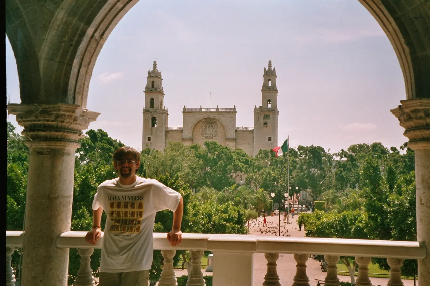 Vista de la catedral de Mérida enmarcada por arcos