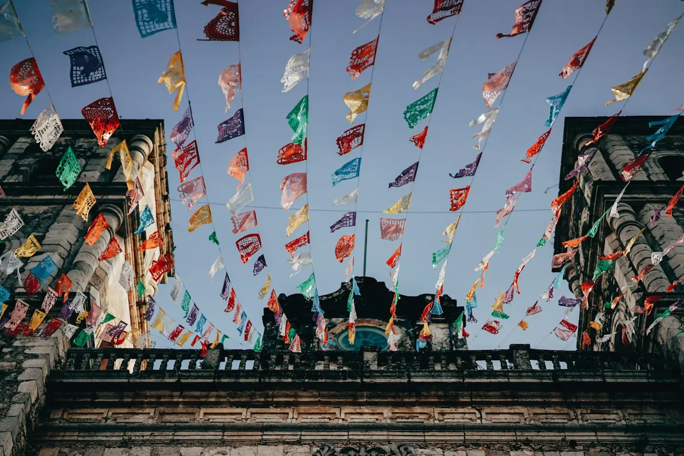 Papel picado de colores sobre una calle mexicana
