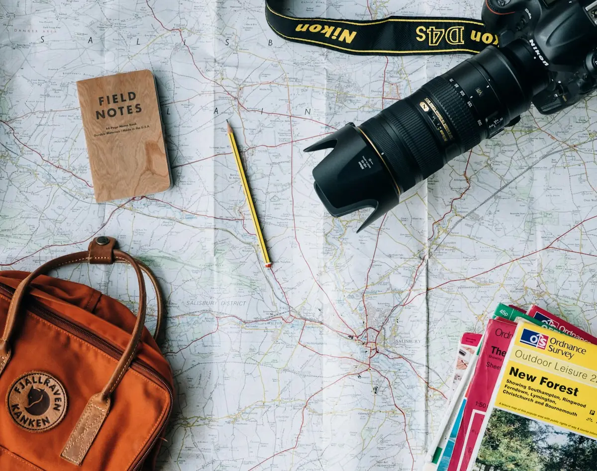 Mapa, cámara y mochila listos para un viaje