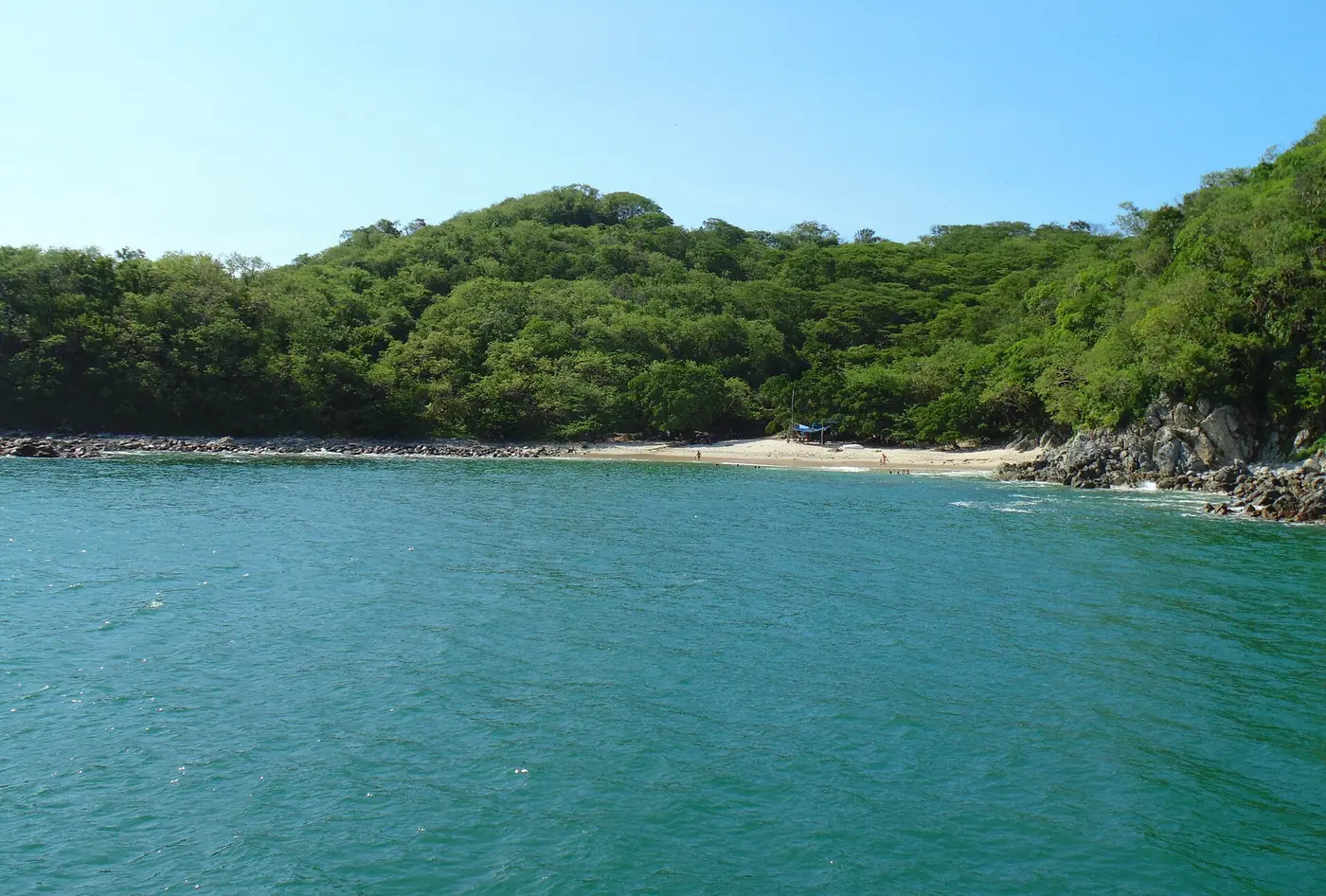 Costa verde y mar en calma en Riviera Nayarit